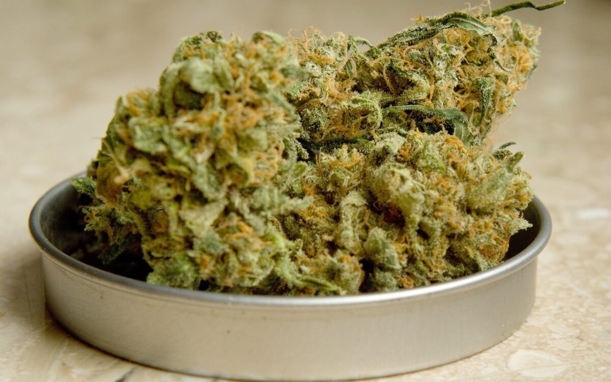 Ein Brocken Marihuana in einer Schale Ein Brocken Marihuana in einer Schale
